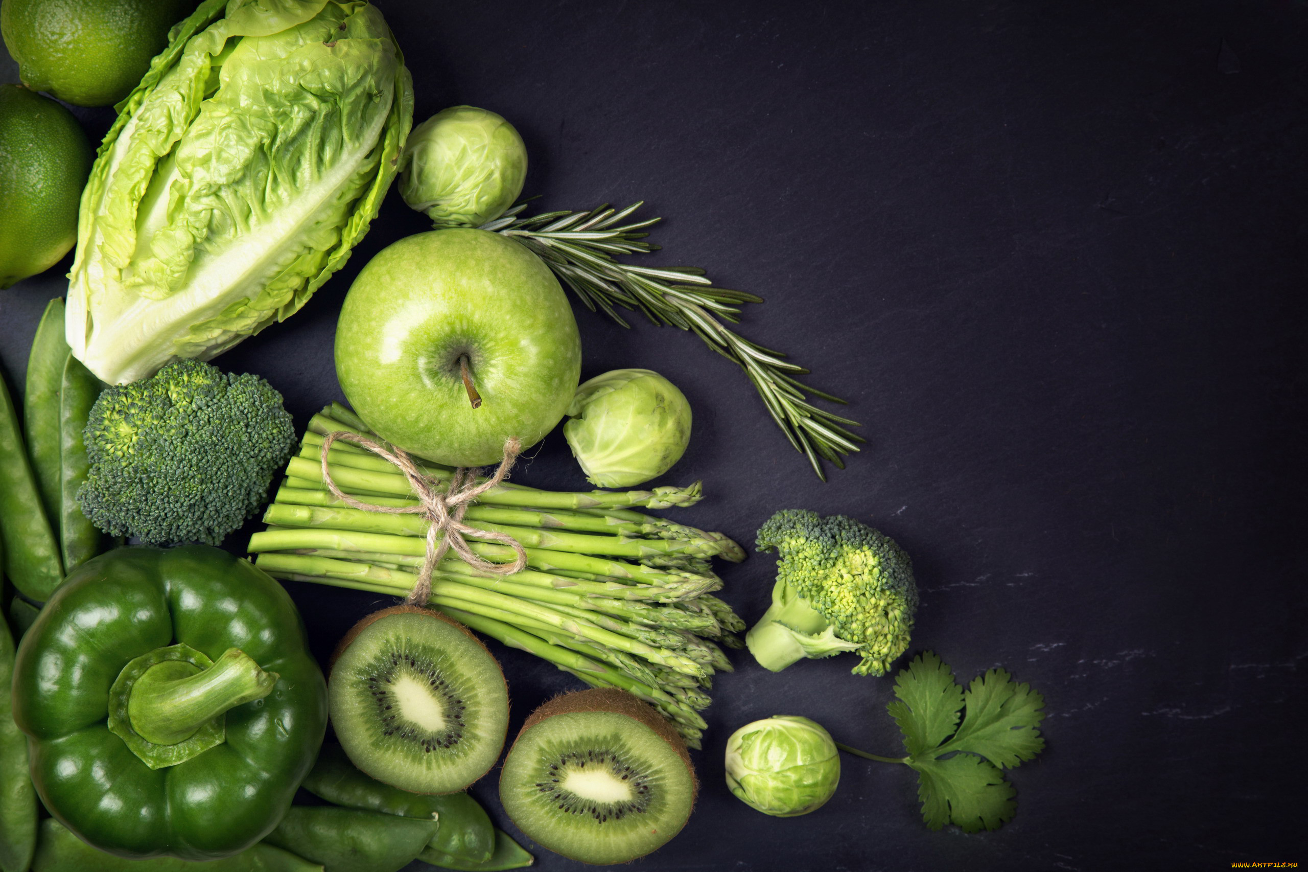 Зеленые овощи и фрукты сверху